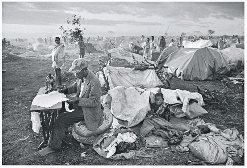 foto: Sebastião SALGADO / Amazonas images - During the genocide, in less than 3 days over 100,000 Rwandan refugees arrived and formed the camp of Benako. Tanzania, 1994.