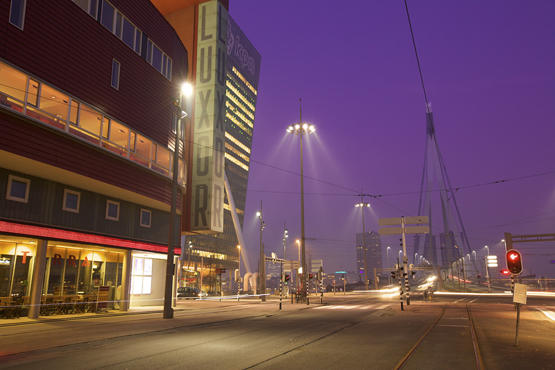 foto: Alex de Smit | Opname op 26 januari 2010, rond 07:35 uur, van het Luxor Theater en Erasmusbrug te Rotterdam