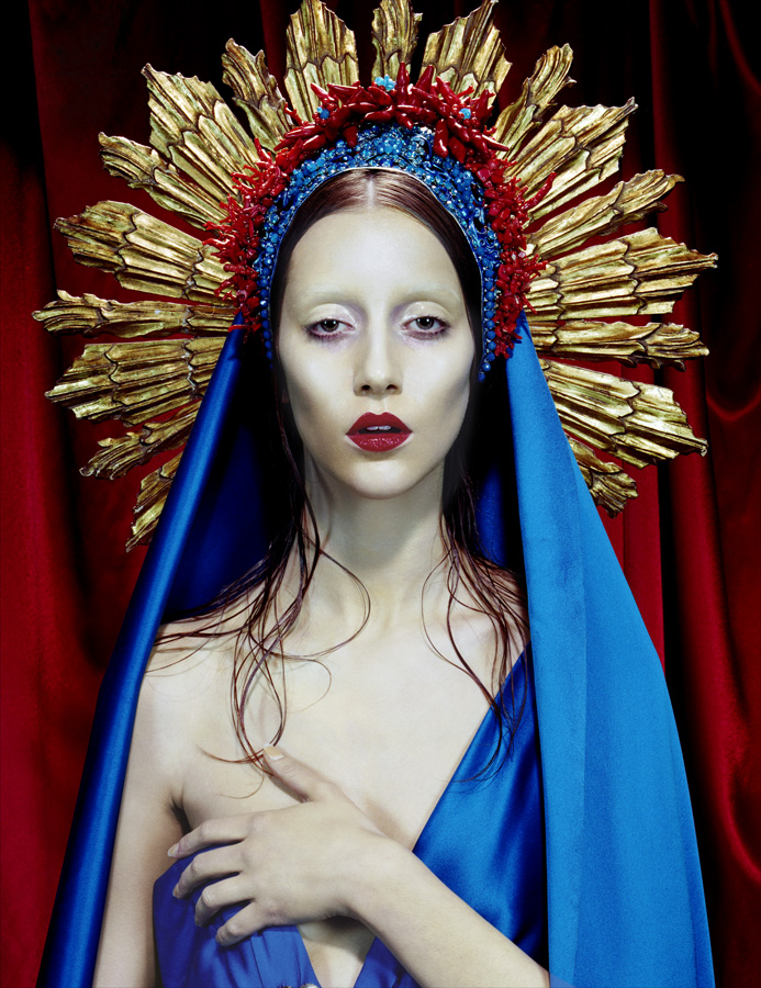 foto van Miles Aldridge van vrouw met grote tooi en blauw gewaad