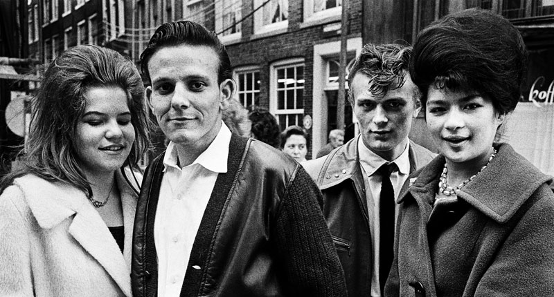 foto van Ed van der Elsken van twee paartjes in Amsterdam in de jaren 60