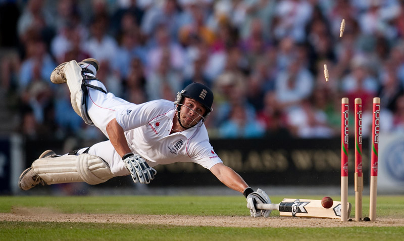 foto: Gareth Copley, United Kingdom, Press Association | England's Jonathan Trott is run out at the fifth Ashes test match, London, August. Sports Action: 1st prize singles