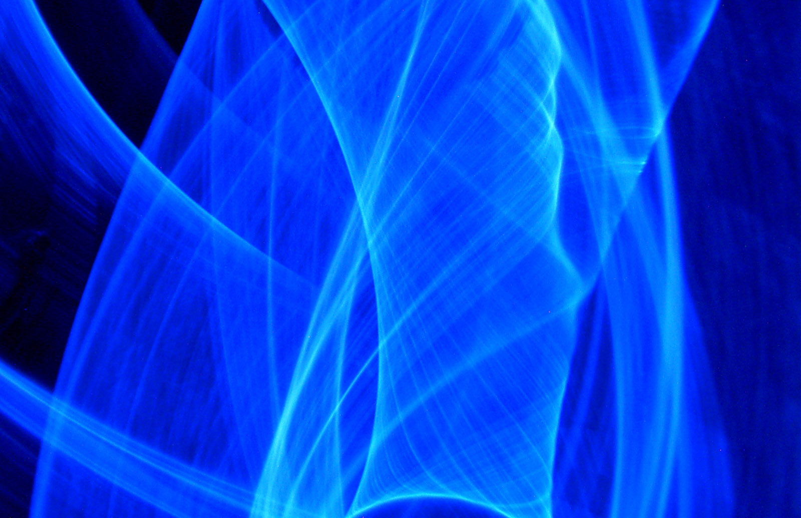 foto van blauwe vormen en lijnen door gebruik van camera tossing