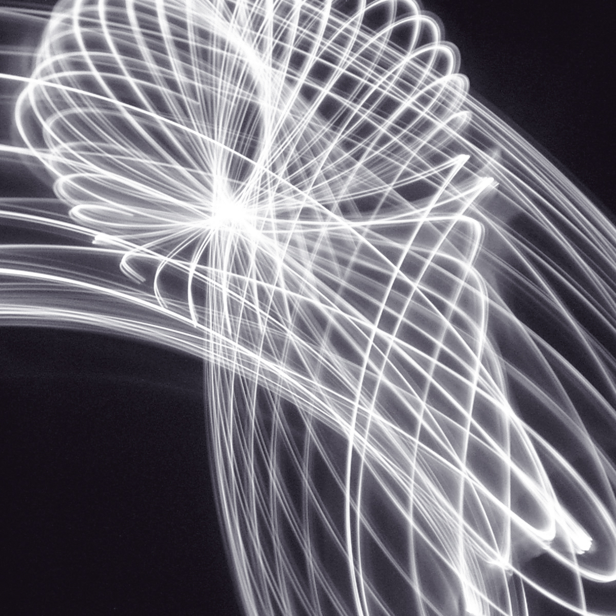 foto van witte spiralen op zwart door gebruik van camera tossing