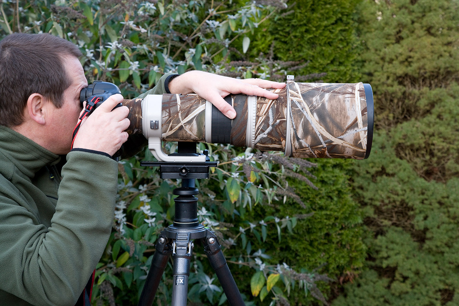 man met supertelelens