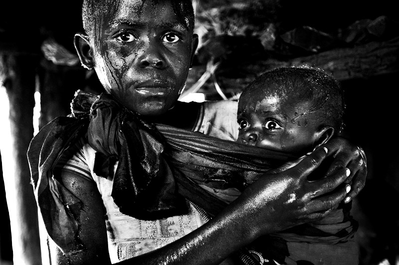 zwartwit foto van Pim Ras van moeder met kind in Congo