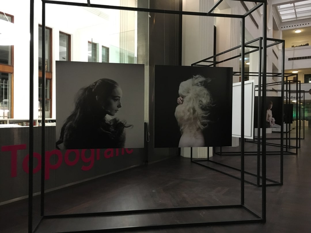 foto van een tentoonstelling van foto's in een gebouw