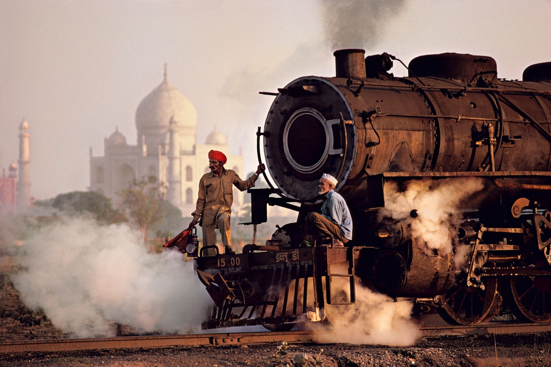 foto: © Steve McCurry / Magnum Photos.Taj and train, Agra, India, 1983