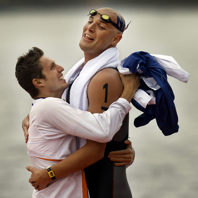 Fotograaf Robert Vos wint Zilveren Camera 2008 met zijn nieuwsfoto met zwemmer Maarten van der Weijden, die zojuist de tien kilometer zwemmen in open water