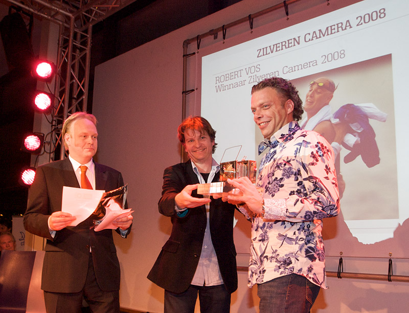 foto: Alex de Smit | Martijn Beekman, winnaar Zilveren Camera 2007, overhandigt de prijs aan Robert Vos
