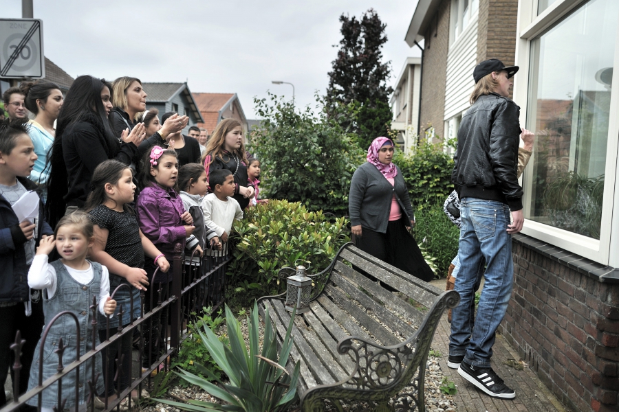Buren willen dat penningmeester van pedofielenvereniging Martijn uit hun buurt in Hengelo vertrekt. Ze lijken het recht in eigen hand te willen nemen.