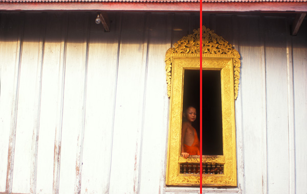 Jonge monnik in het raam (Laos)