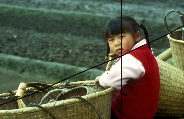 Chinees meisje op het land: invoegende diagonaallijn én guldensnede lijn.