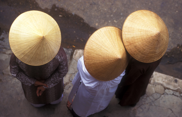 Vietnamese vrouwen, gefotografeerd vanaf een balkon.