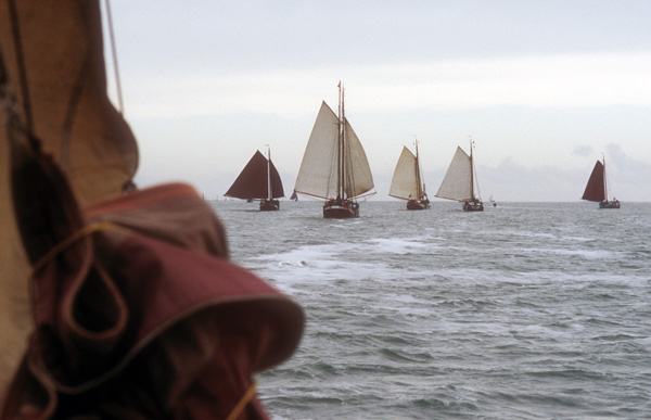 Zeilschepen op het wad.