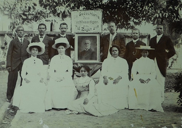 Deze foto komt uit de collectie van het Stichting Surinaams Museum en is gedigitaliseerd in samenwerking met het Nationaal Historisch Museum, Leden van de Free Evangelical Church met een portret van Reverend Meyer Salomon Bromet.