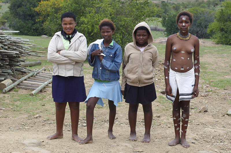 Zuid Afrika West Coast - portret vier kinderen in heuvelgebied