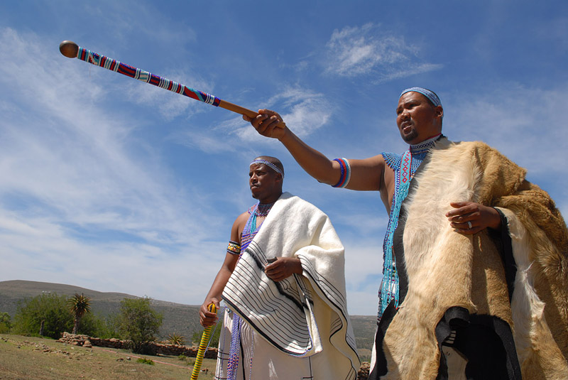 Zuid-Afrikanen met stokken en huiden door fotograaf Tm van der Leij