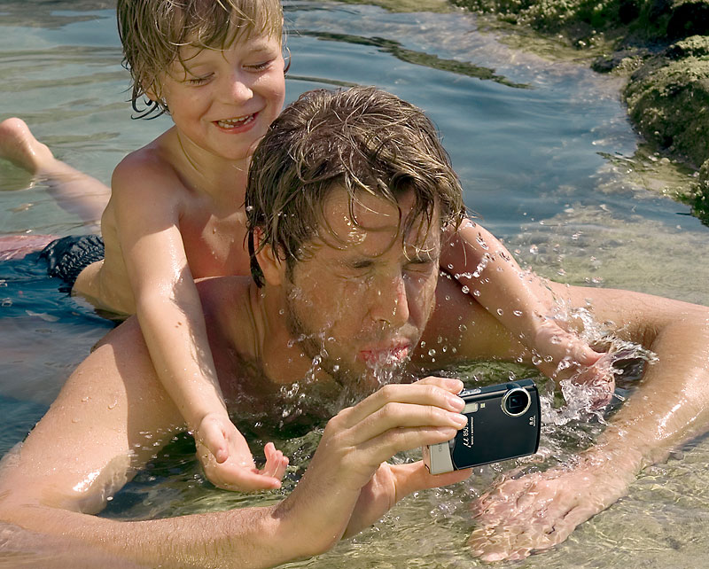Olympus mju 850 sw met vader en kind in water
