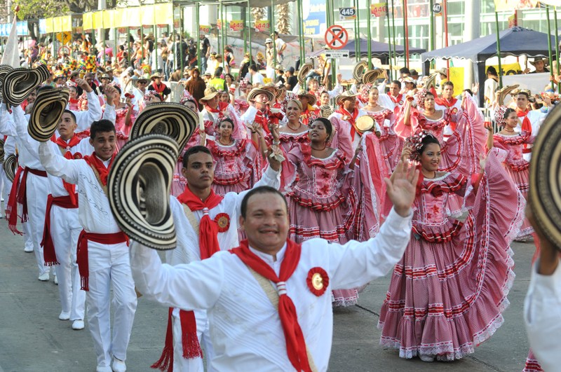 carnaval in Colombia door Tom van der Leij, optocht