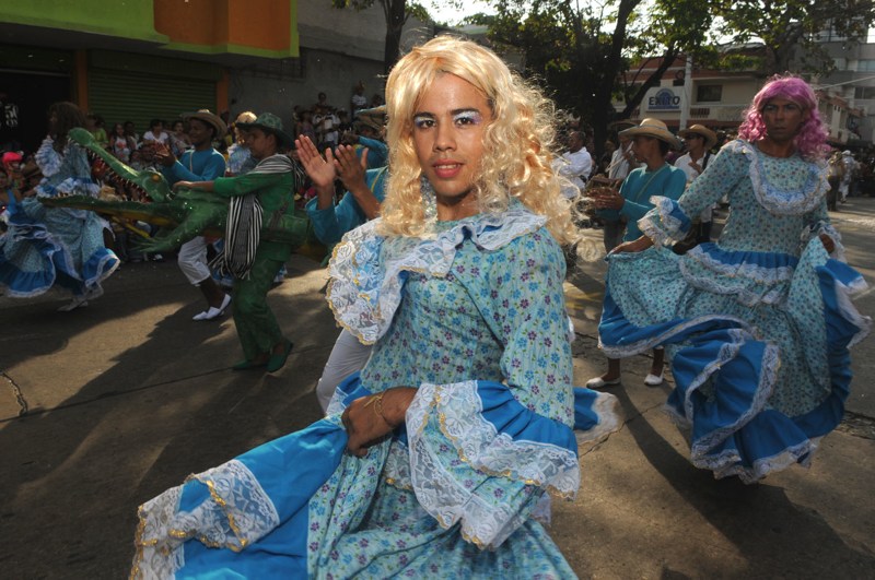 carnaval in Colombia door Tom van der Leij, travestieten