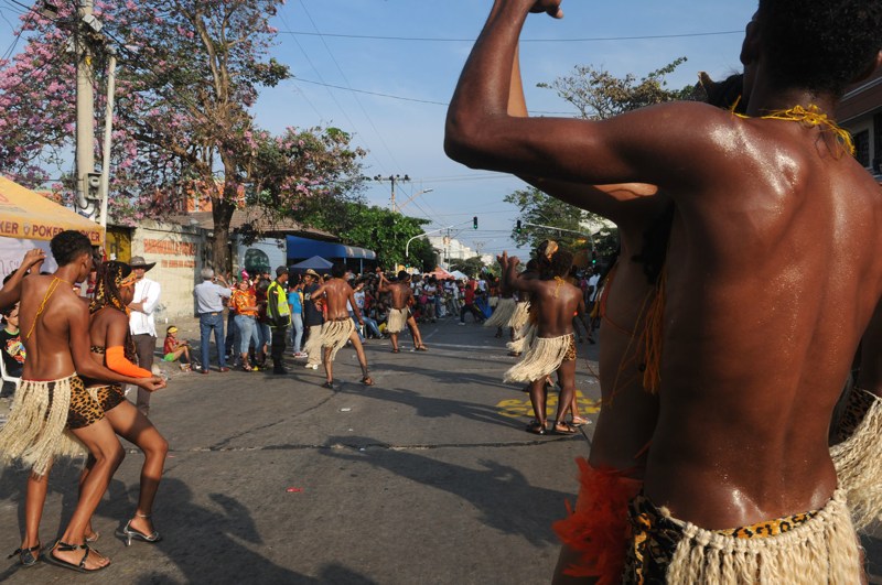 carnaval in Colombia door Tom van der Leij, dansend door alternatieve route