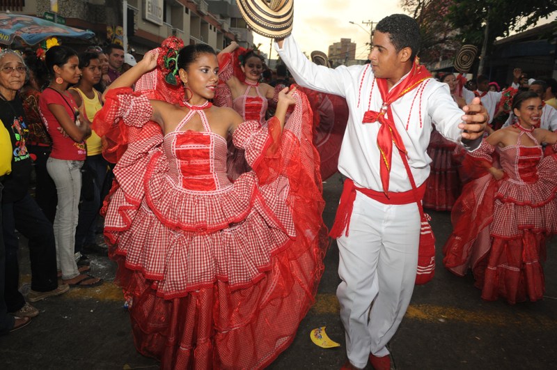 carnaval in Colombia door Tom van der Leij, man en vrouw in rood en witte kleding