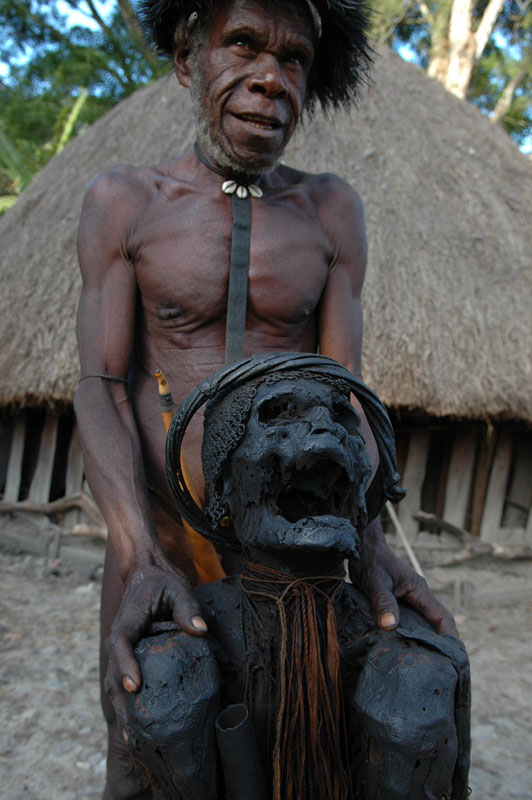 foto: Tom van der Leij - man met mummie Irian Jaya