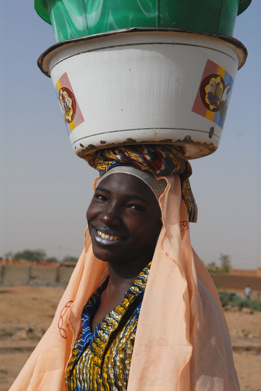 foto: Tom van der Leij - vrouw met potten op hoofd in Niger