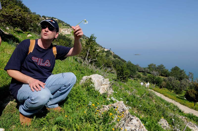 foto: Tom van der Leij - man op heuvel in hurkzit met Fila t-shirt