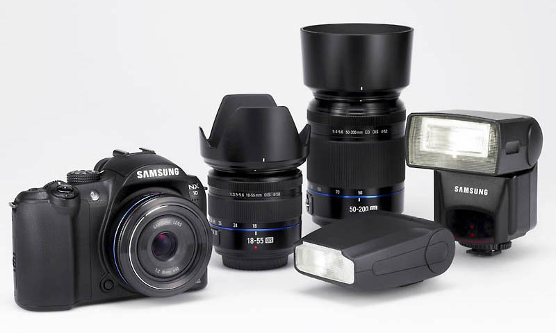 NX10 met de 30 mm, 18-55 mm, 50-200 mm en twee flitsers.