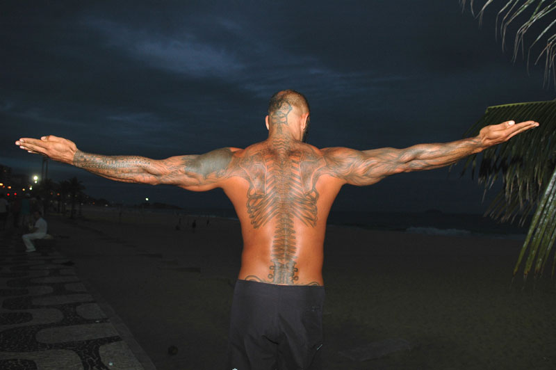 foto: Tom van der Leij - Rio de Janeiro, man met tattoo op rug