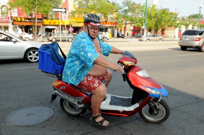 foto: © Tom van der Leij | dikke man op straat in Toronto op scooter