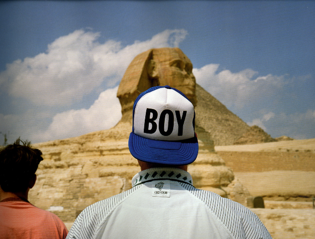 foto van Martin Parr - man met petje met tekst 'boy' bij Egyptische sphinx