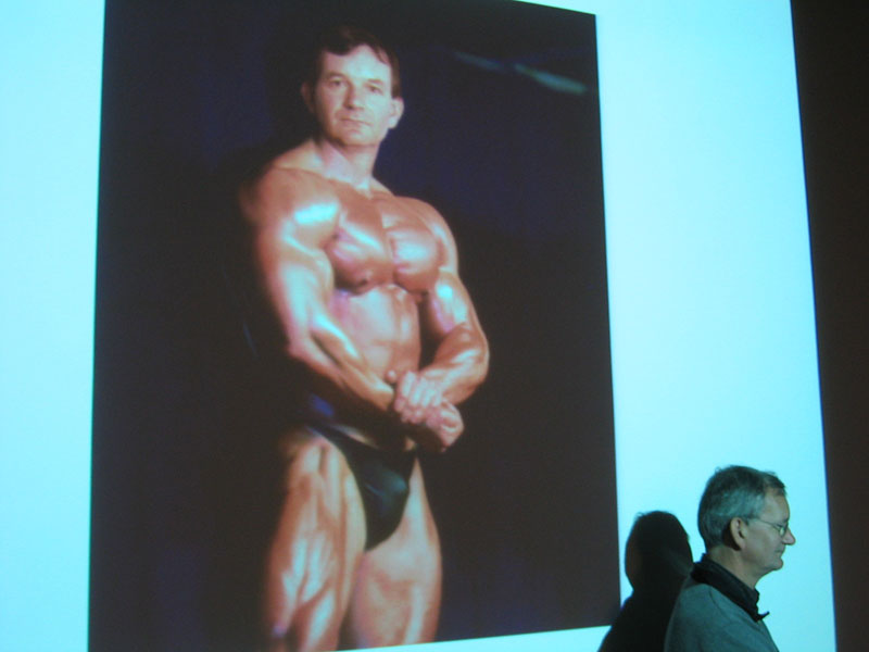 foto: Fotografie.nl | Martin Parr tijdens lezing Fotoacademie met foto bodybuilder
