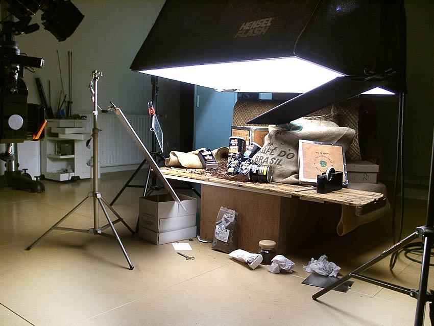 foto van een studioset met stilleven op tafel