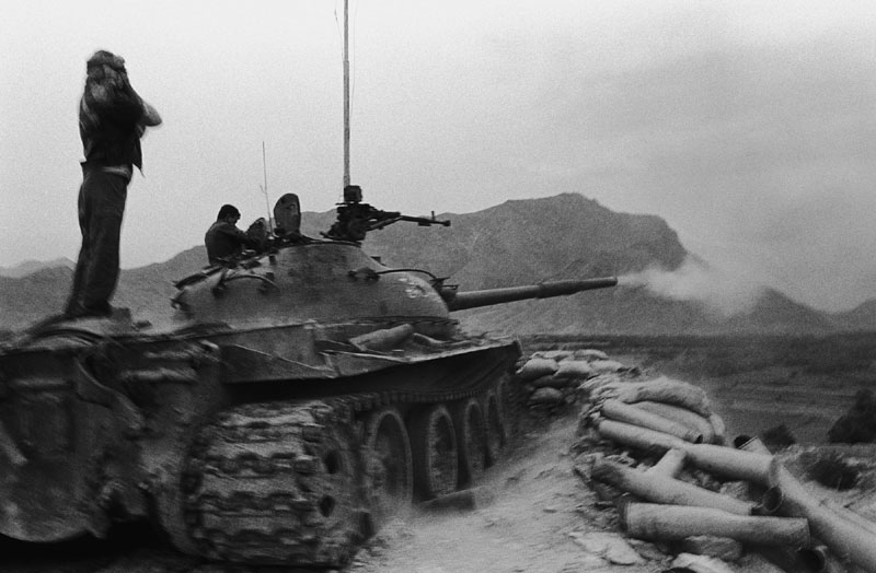 foto: Robert Knoth | Tank van de Noordelijke Alliantie die vuurt op de stellingen van de Taliban tijdens het beleg van Kabul