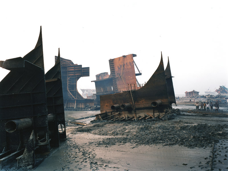 foto: Courtesy Edward Burtynsky, Toronto, Canada | Shipbreaking No. 9a, Chittagong, Bangladesh 2000 (left panel)