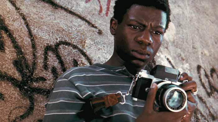 Gewapend met zijn camera legt Buscape de bende-oorlog in Cidade de Deus vast