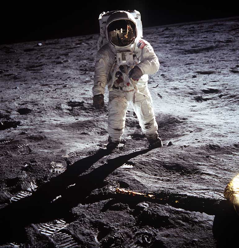 Edwin E. ‘Buzz’ Aldrin tijdens zijn eerste, wankele stappen op de maan