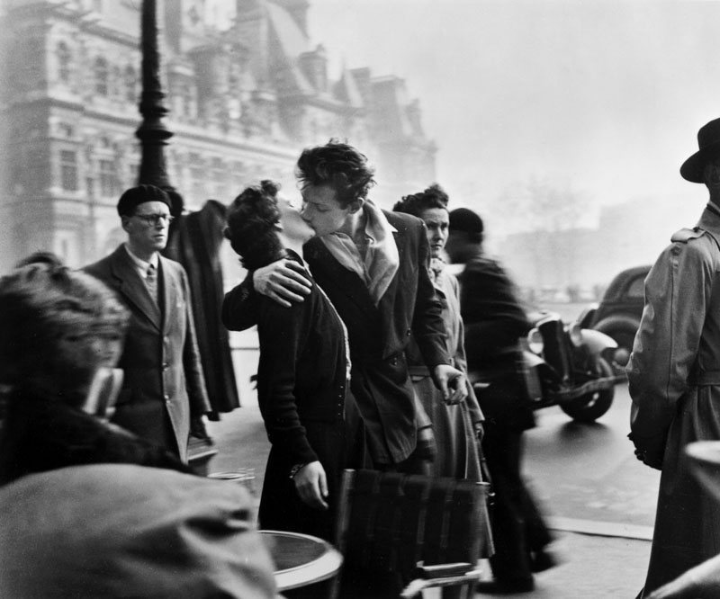 The Kiss in Front of City Hall - Robert Doisneau