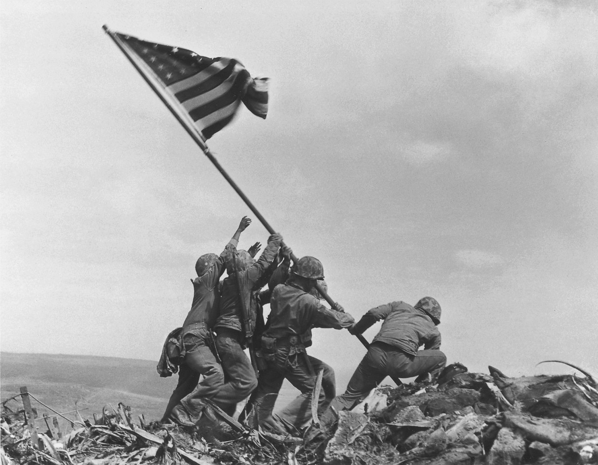 Vijf mariniers planten na de verovering van het Japanse eiland Iwo Jima een Amerikaanse vlag op de berg Suribachi.