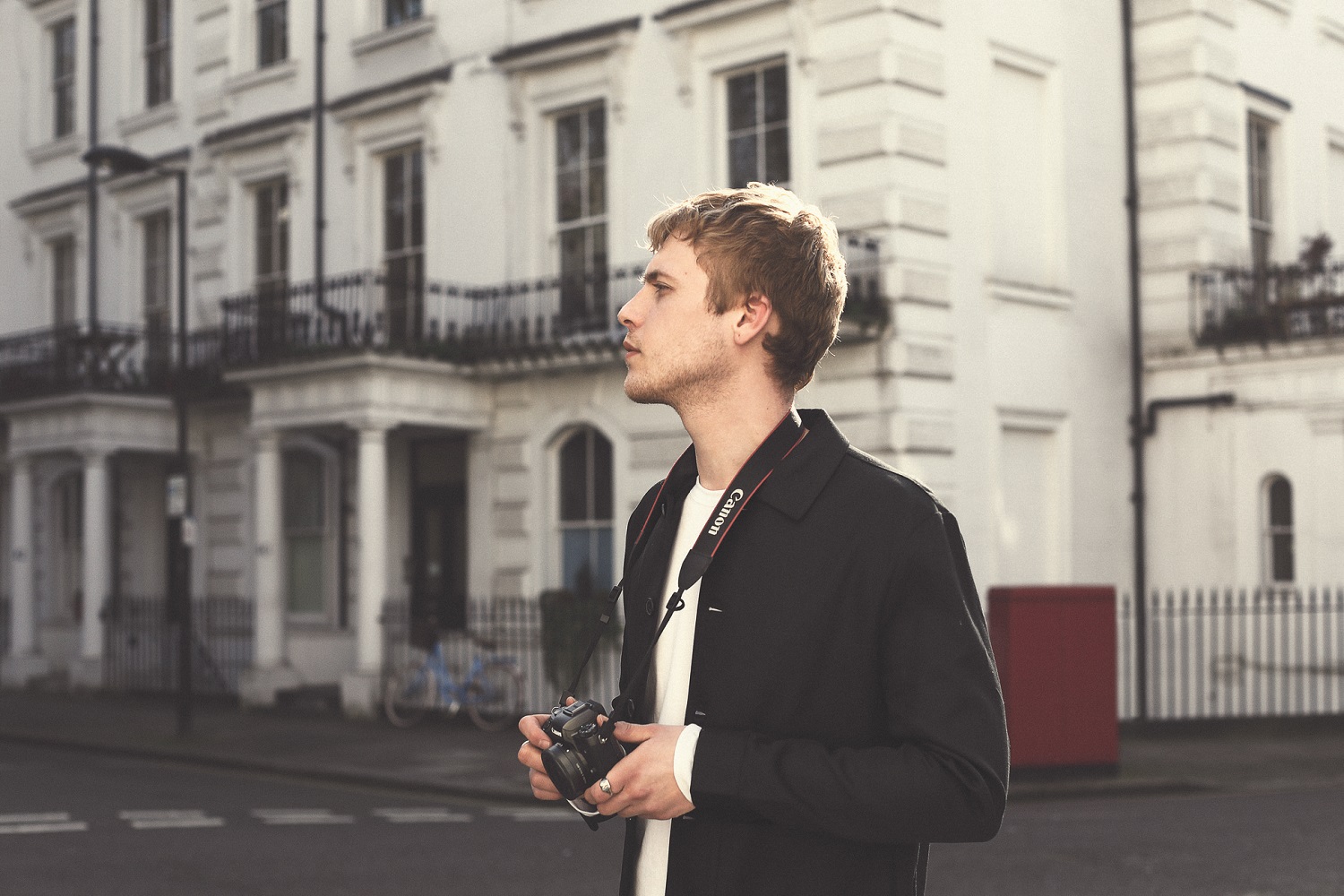 jongen met camera in stad