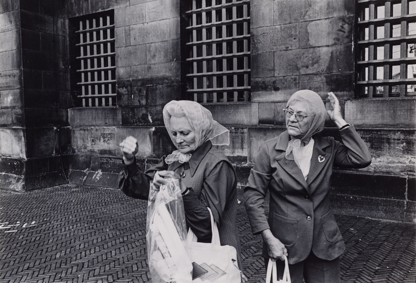 Foto: Dolf Toussaint - Twee vrouwen op de Dam voor het Koninklijk Paleis, 1971-1972.