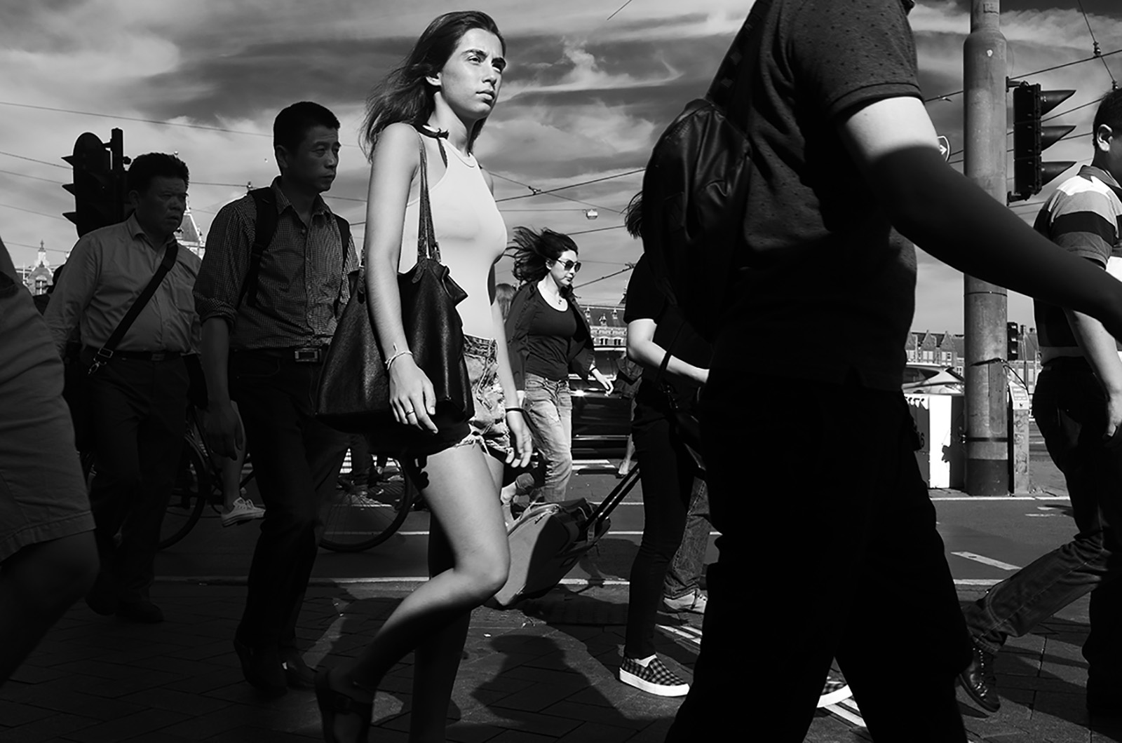 foto: © Friso Kooijman 2017 - meisje tussen mensen op straat lopend