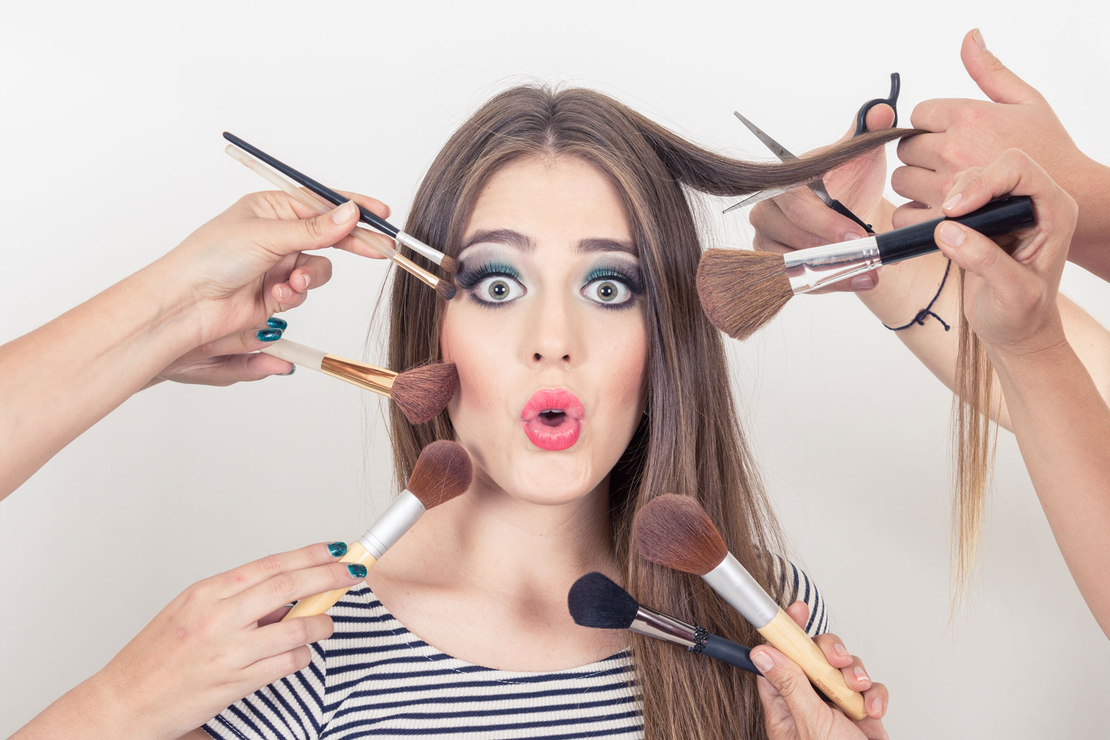 meisje met make up kwasten