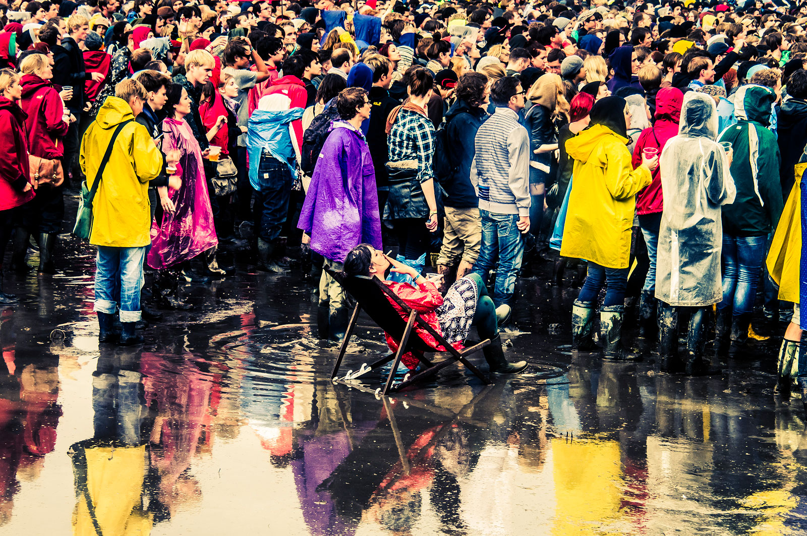 foto van mensen op festival in regen
