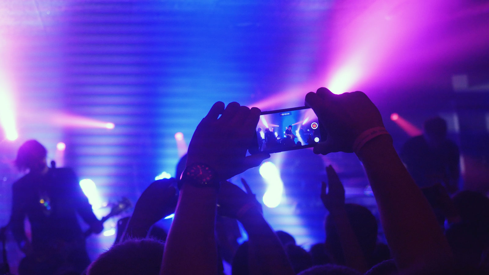 smartphone die foto maakt bij band in donker