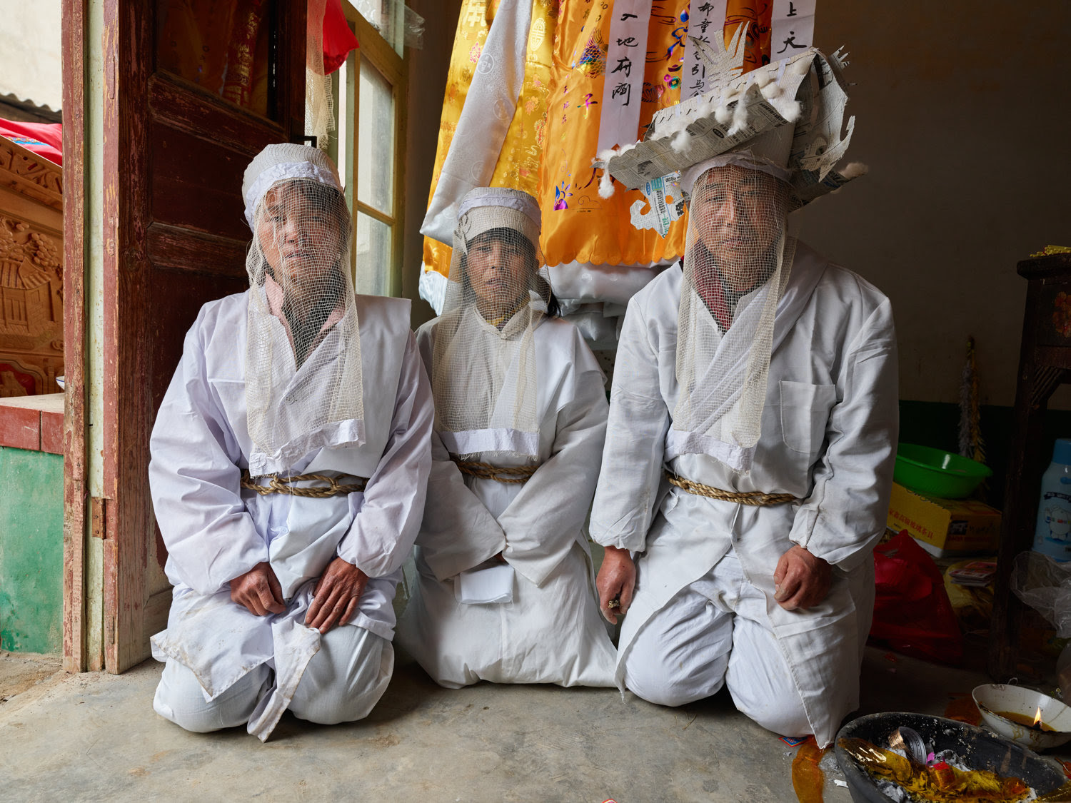 foto: © Ruben Terlou, drie chinezen geknield