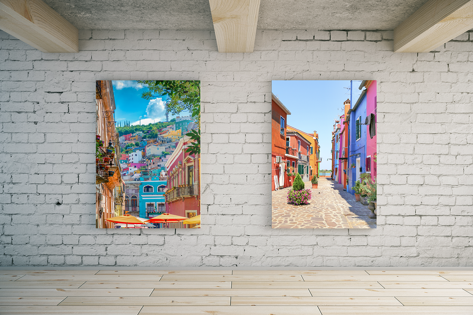 twee foto's aan de muur