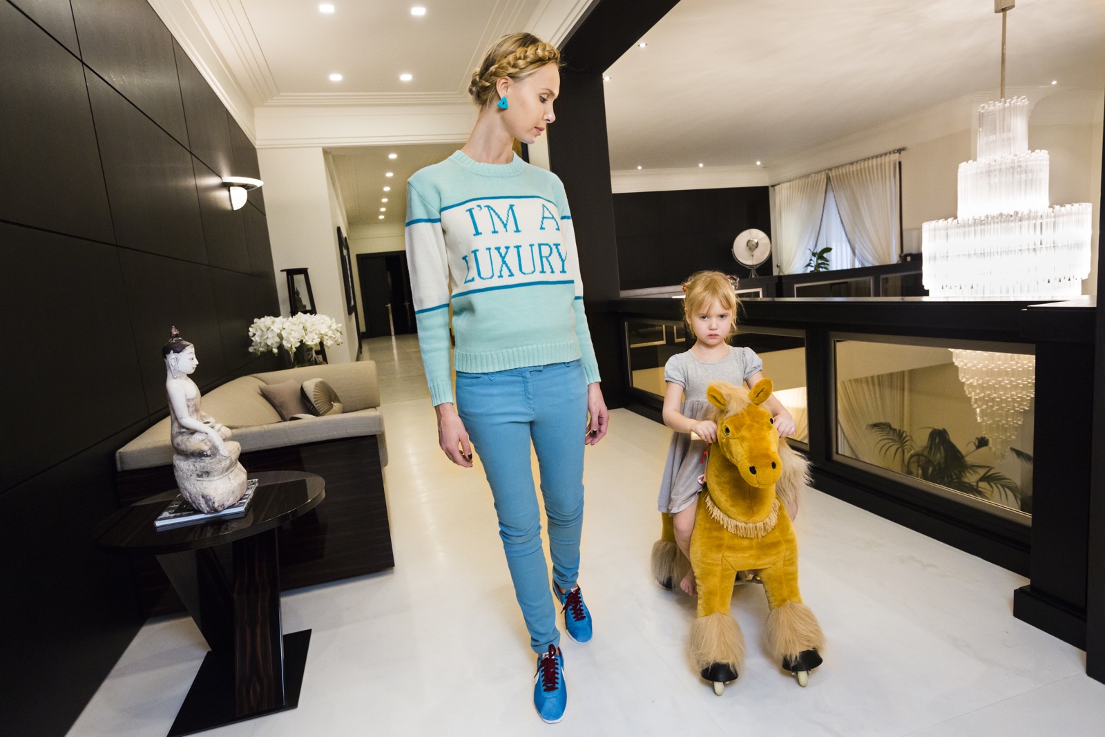 foto: © Lauren Greenfield/Fotomuseum Den Haag - Ilona thuis met haar dochter Michelle (4), Moskou 2012